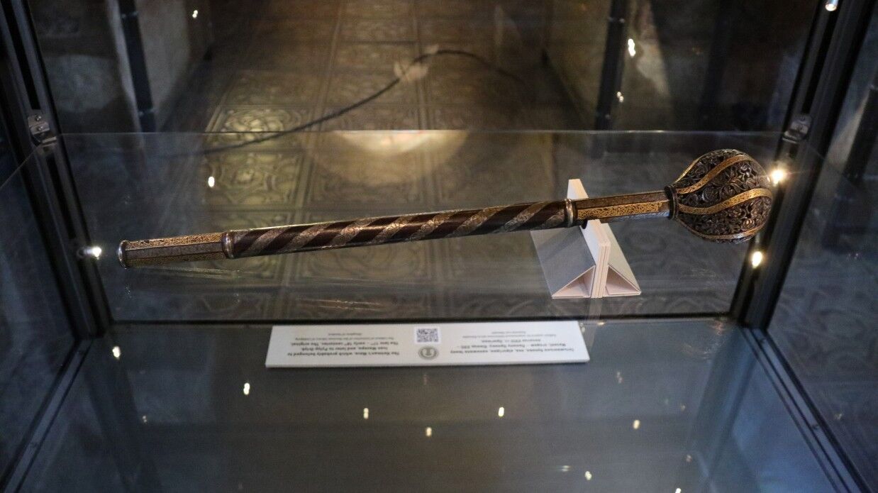 В Софийский собор также привезли булаву Пилипа Орлика dqxikeidqxidqrant