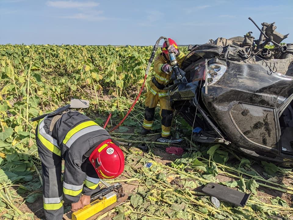 На Ривненщине в аварии с BMW X5 погибли два человека, еще двое в больнице / фото пресс-службы ГСЧС На Ривненщине в аварии с BMW X5 погибли два человека, еще двое в больнице / фото пресс-службы ГСЧС dqxikeidqxidqeant