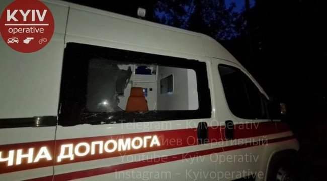 Неадекватный мужчина напал на бригаду скорой в Киеве 01 dqxikeidqxidqrant