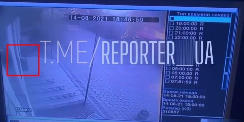 Мужчина выпал из входных дверей на порог