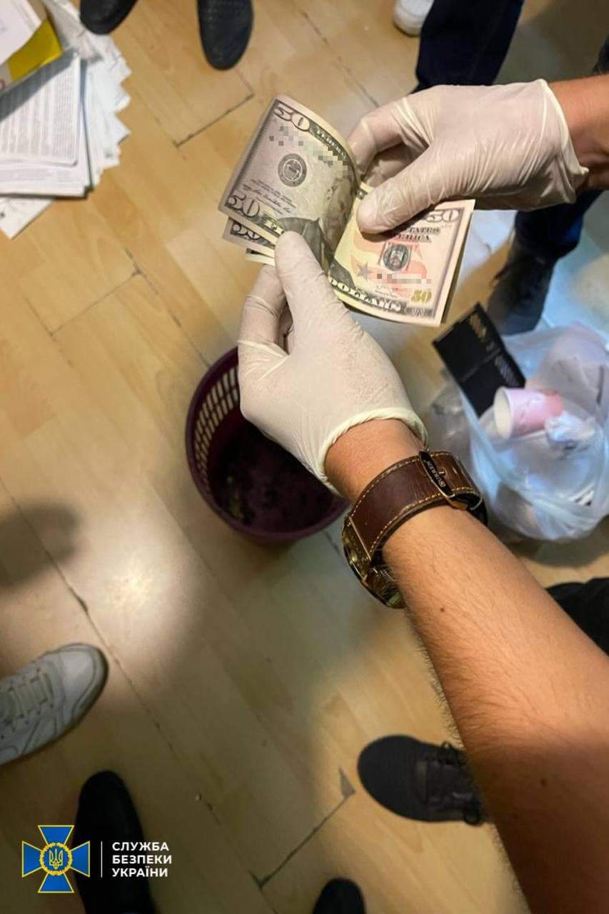 Спіймали на хабарі співробітника Мін’юсту