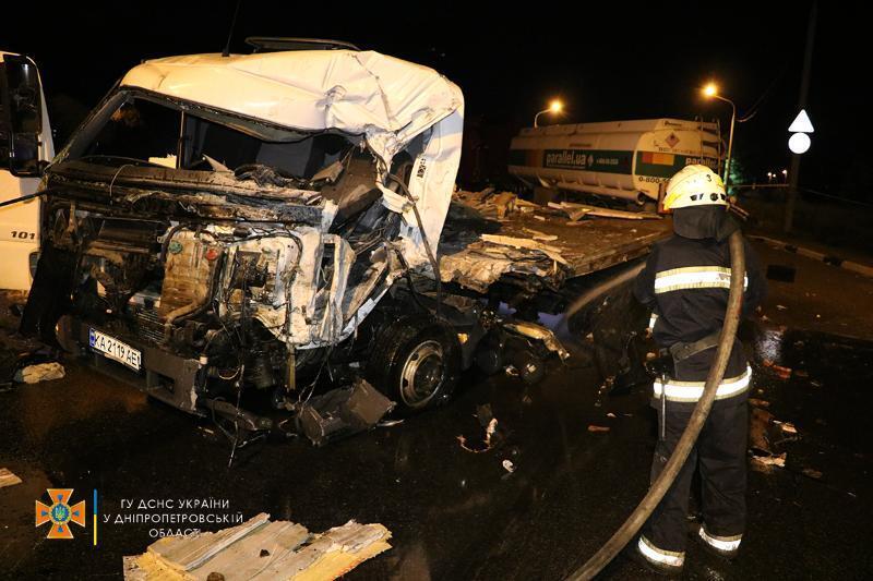 И осуществили смыв с проезжей части разлитых горюче-смазочных материалов