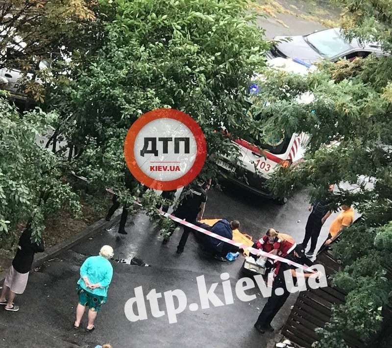 На место происшествия приехали медики и полиция. dqxikeidqxidqrant