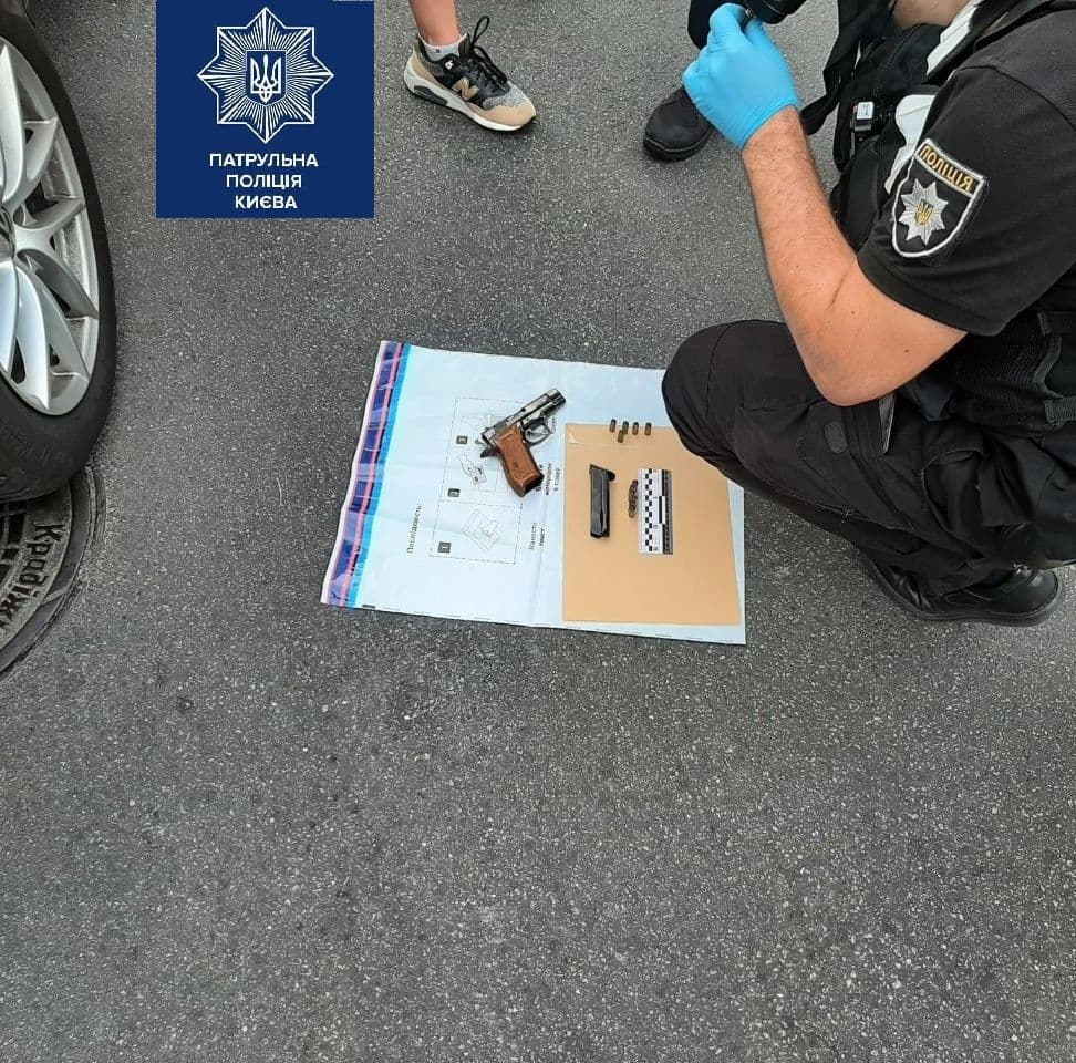 Показал полиции оружие: в Киеве в районе репетиции парада задержали мужчину dqxikeidqxidqrant