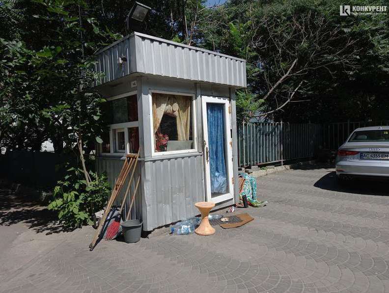 Будку захватили бездомные люди dqxikeidqxidqeant