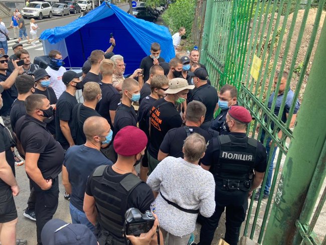 Активисты-защитники усадьбы Барбана перекрыли дорогу возле Львовской площади в Киеве 02 Активисты-защитники усадьбы Барбана перекрыли дорогу возле Львовской площади в Киеве 02 dqxikeidqxidqeant