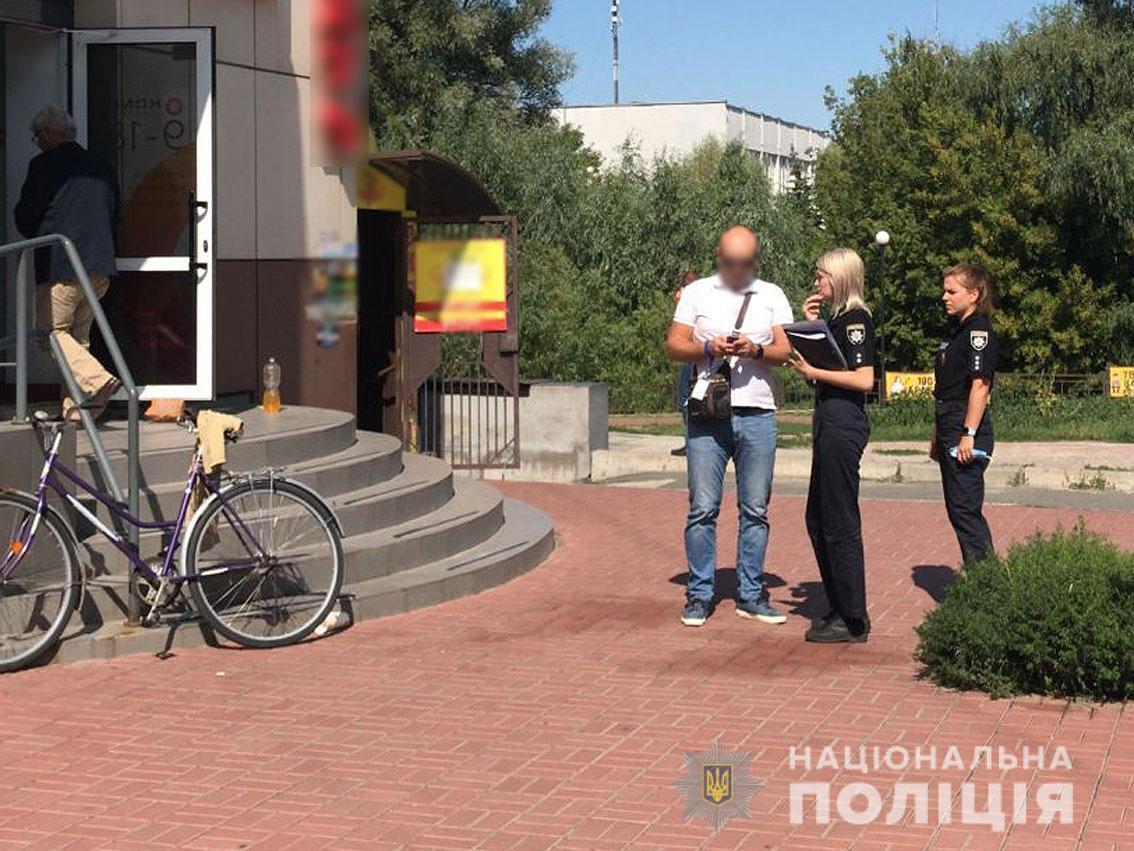 Полиция берет показания очевидцев .