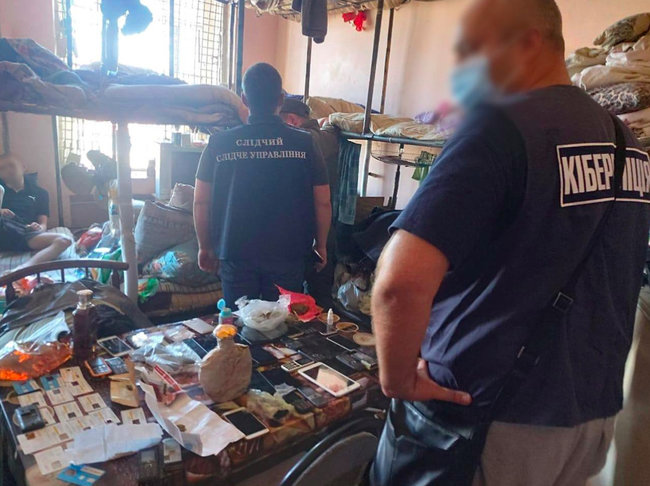 Заключенные из СИЗО украли 18 млн грн с банковских карт 01 dqxikeidqxidqrant