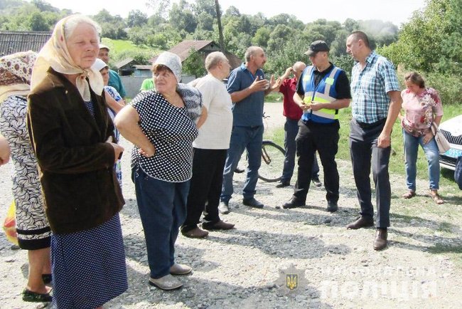 Жители села на Хмельнитчине хотели повалить вышку мобильной связи 02 dqxikeidqxidqrant