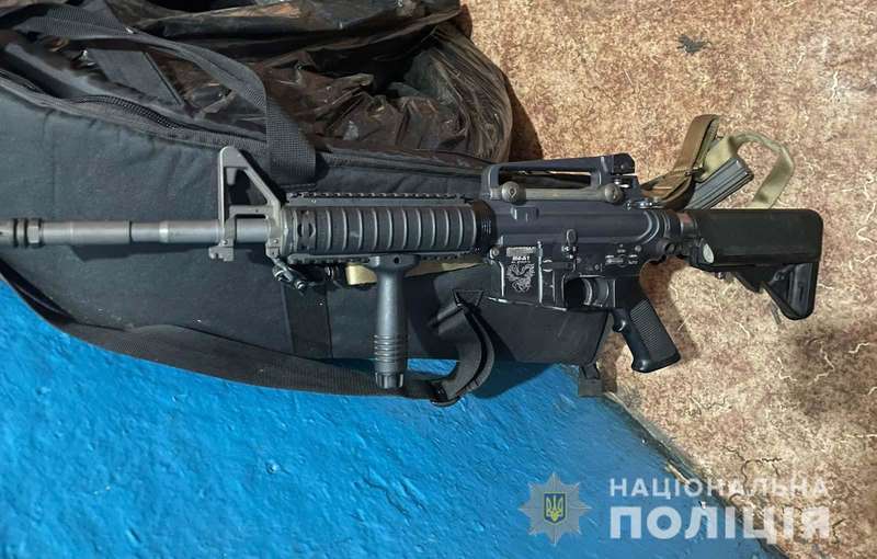 У мужчины также обнаружили оружие.