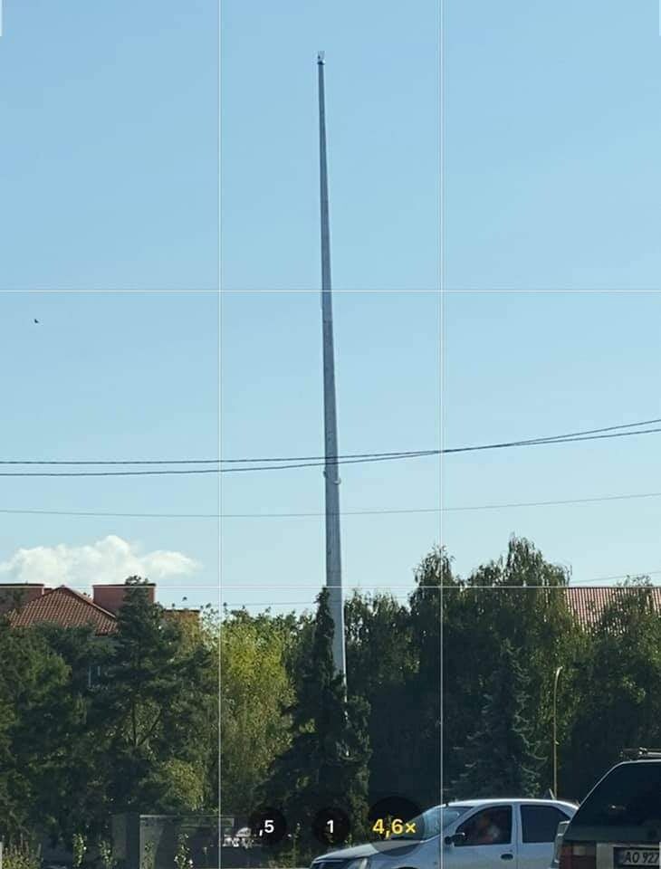 Флагшток наклонился в сторону. dqxikeidqxidqrant