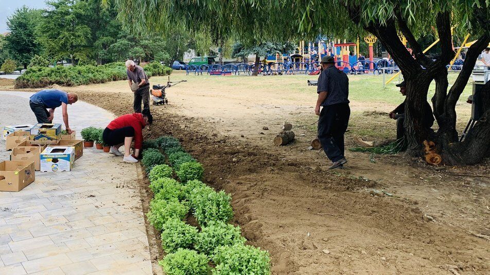 Продолжаются работы по обустройству территории.