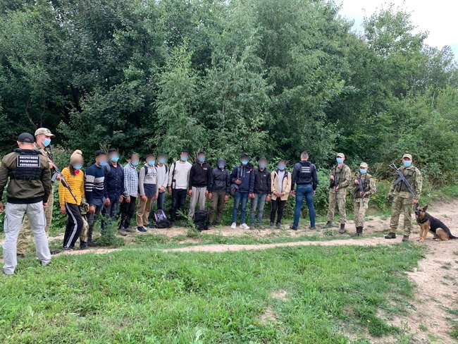 Пограничники задержали 12 нелегальных мигрантов на Закарпатье 02 dqxikeidqxidqeant