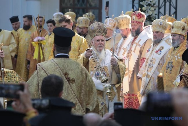 Варфоломей и Епифаний проводят литургию в Софийском соборе 17