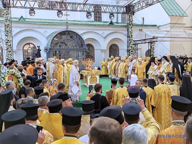 Варфоломей и Епифаний проводят литургию в Софийском соборе 08