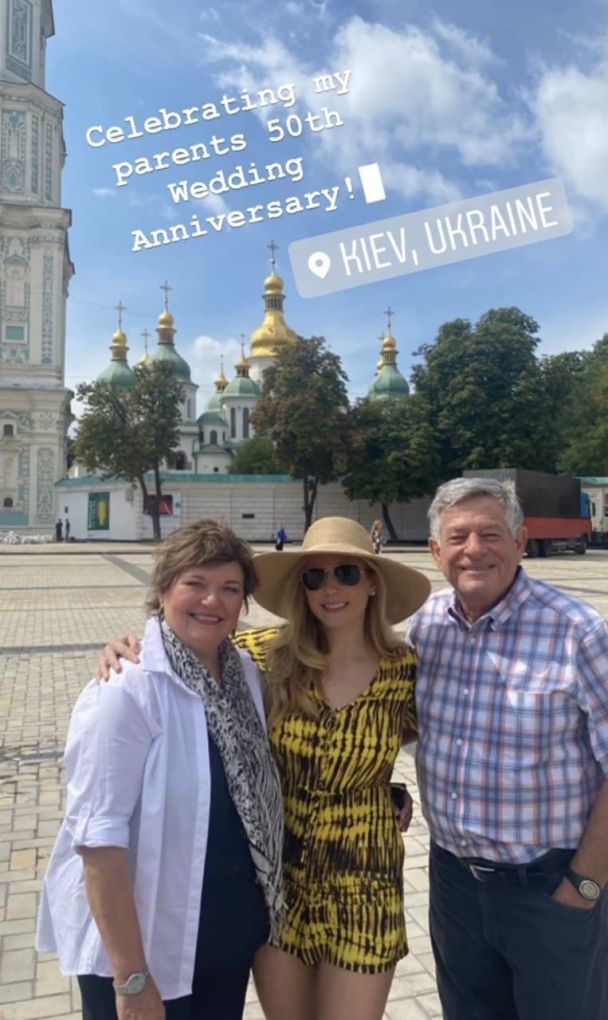 Кэтрин Винник с родителями / © instagram.com/katherynwinnick