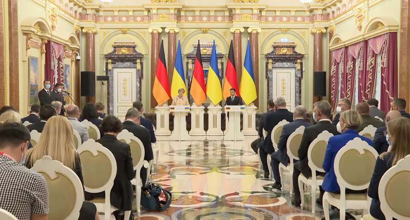 Меркель хочет встретиться в формате