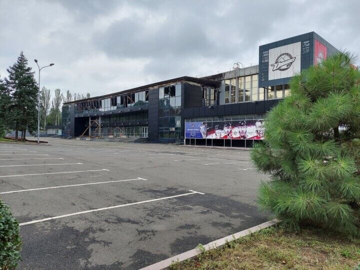 "После пожара в мае 2014-го, и последовавшего разграбления, Дворец спорта так и замер в том состоянии"