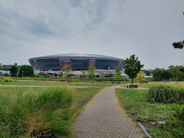 "Если стадион со стороны выглядит все таким же, каким я его запомнил, то территория вокруг сейчас плохо ухоженная"