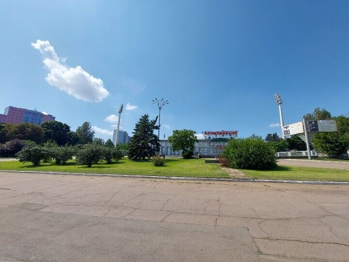 "Теннисные корты простаивают без дела, выглядят слегка заброшенными"