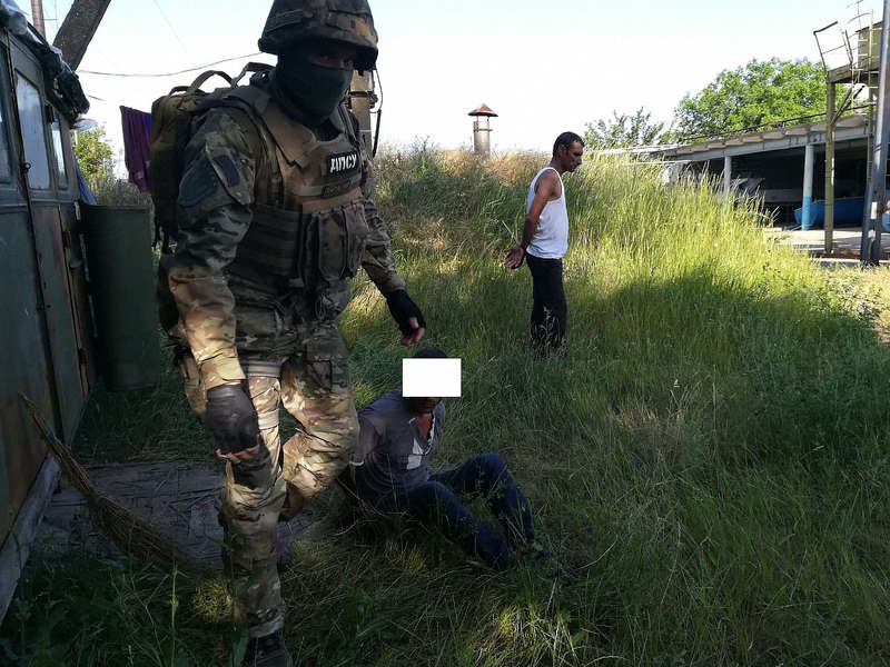 <b>«Не будете работать — кормить вообще не будут».</b> История жертв трудового рабства из аудиосериала «Со мной это не произойдет» - Заборона dpsu 05 - <b>«Не будете работать — кормить вообще не будут».</b> История жертв трудового рабства из аудиосериала «Со мной это не произойдет» - Заборона