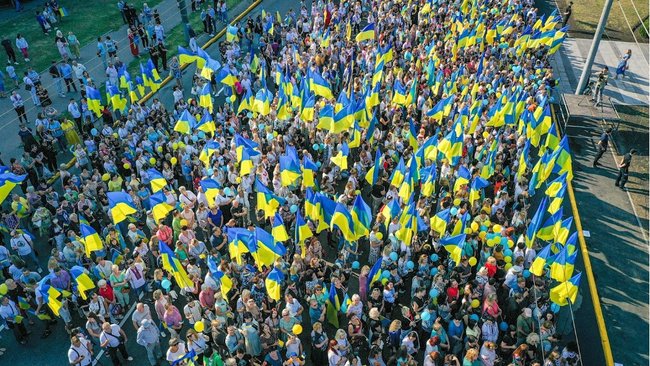 Уникальный флагшток высотой 72 м открыли в Кривом Роге 06 Уникальный флагшток высотой 72 м открыли в Кривом Роге 06