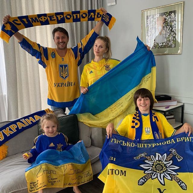 Сергей Притула умилил семейным патриотическим фото: "йой, які ви жовто-блакитні" dqxikeidqxidqrant