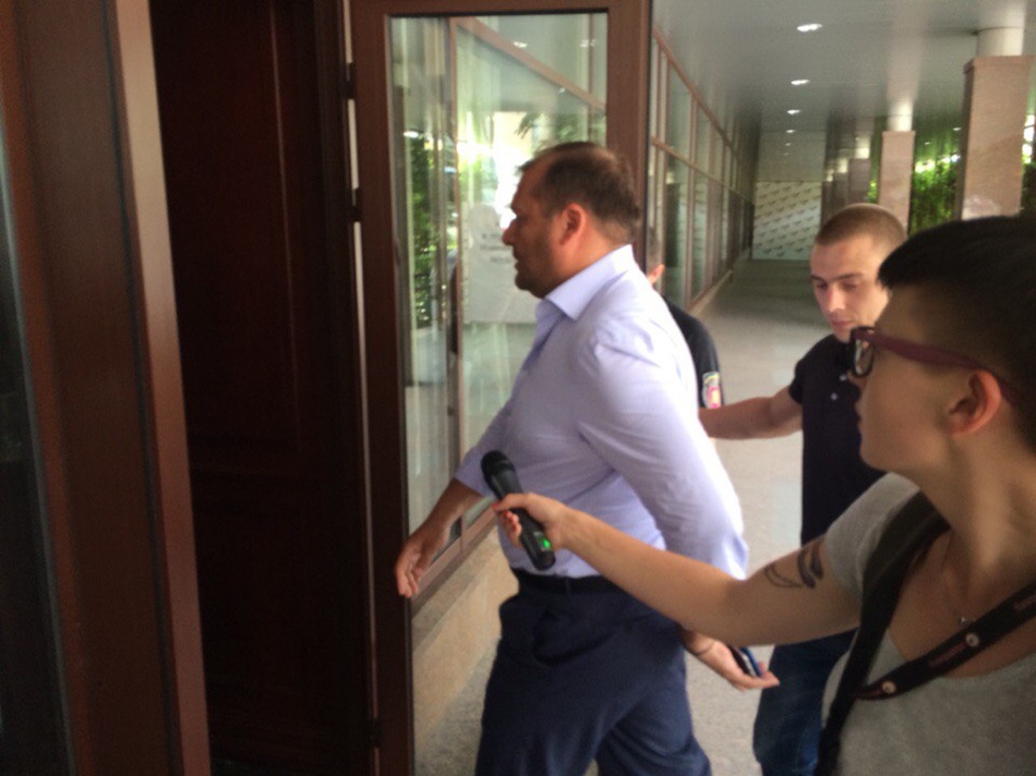 Добкін приїхав у готель Кернеса, який обшукують (ФОТО) - фото 1 Добкін приїхав у готель Кернеса, який обшукують (ФОТО) - фото 1 dqxikeidqxidqeant