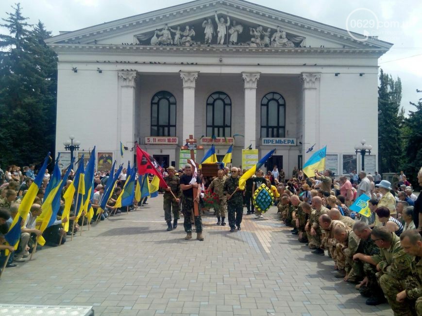 В Мариуполе улицу Новороссийскую хотят назвать именем погибшего в АТО мариупольца (ВИДЕО) (фото) - фото 1