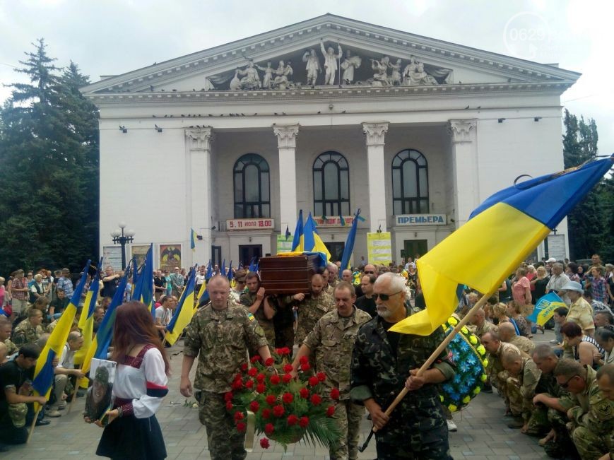 В Мариуполе улицу Новороссийскую хотят назвать именем погибшего в АТО мариупольца (ВИДЕО) (фото) - фото 1