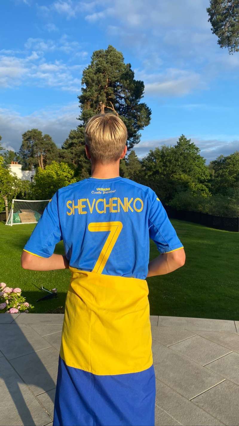 Кристен Пазик выложила фото своего сына с флагом