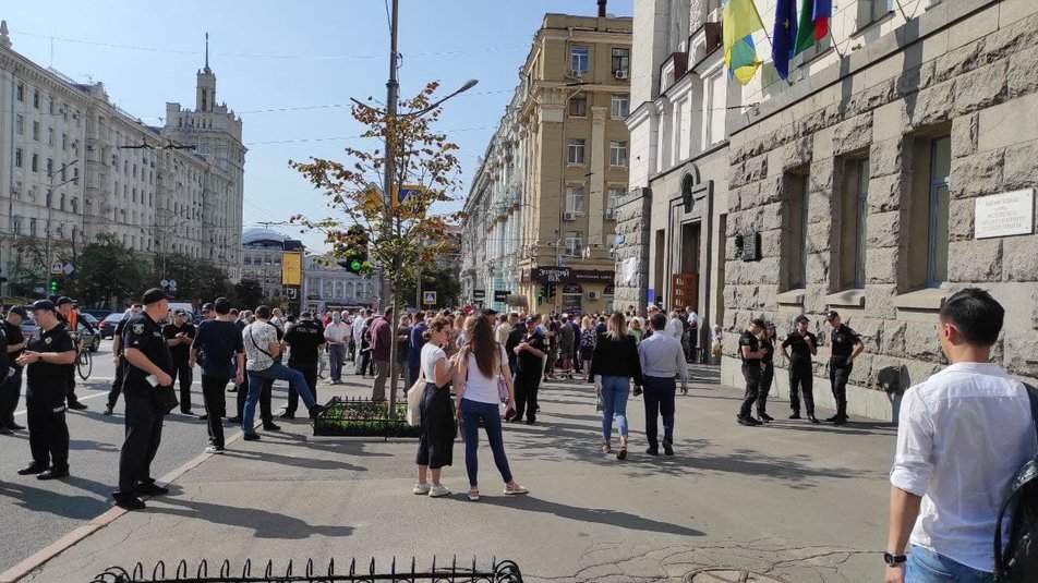 На відкриття меморіальної дошки Кернесу прийшли кілька десятків людей