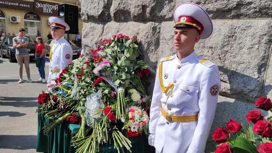 До меморіалу принесли квіти