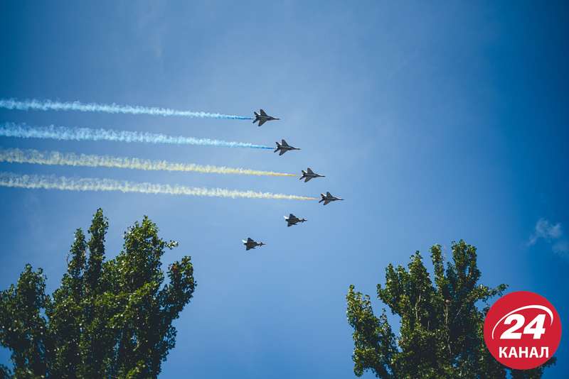 У небі на параді винищувачі утворили прапор України У небі на параді винищувачі утворили прапор України dqxikeidqxidqrant