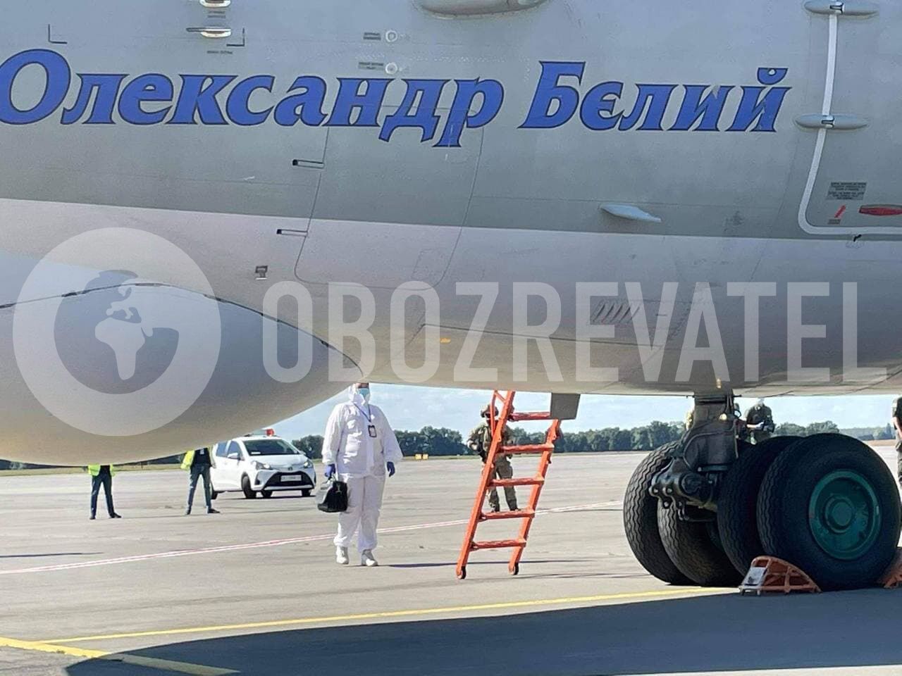 Борт встречали военные и люди в санкостюмах dqxikeidqxidqrant