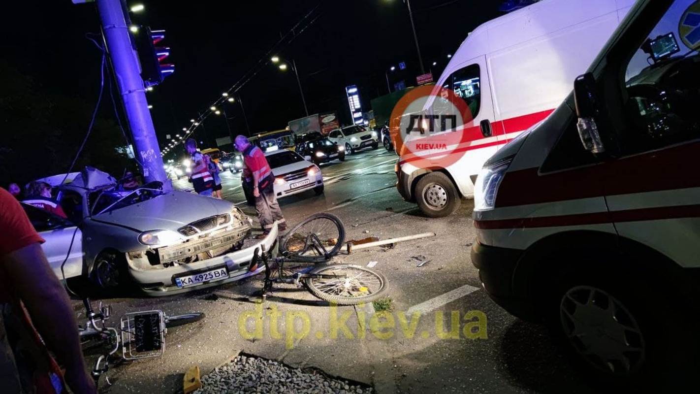 В Киеве лихач снес велосипеды и погиб, а его пассажирка убежала - фото 1 dqxikeidqxidqeant