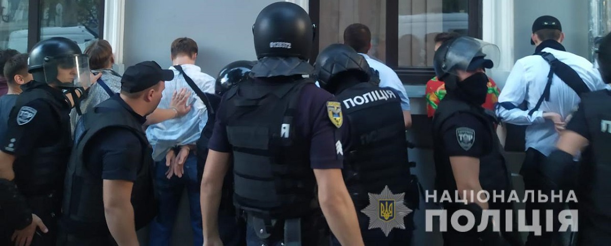 Драка во время ЛГБТ-марша в Одессе: пострадали около 30 полицейских (видео) - 2 - изображение