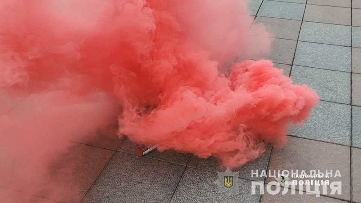 Драка во время ЛГБТ-марша в Одессе: пострадали около 30 полицейских (видео) - 5 - изображение