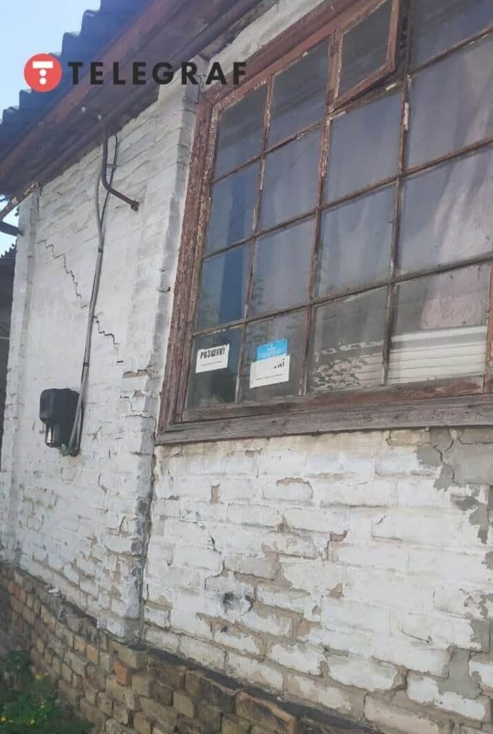 На окнах в доме было объявление о розыске.