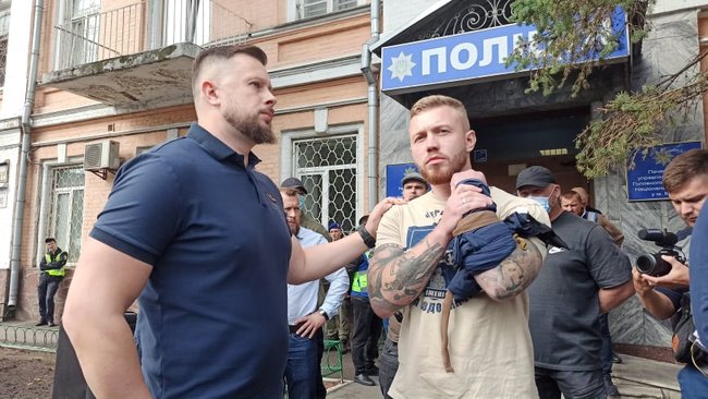 Член Нацкорпуса Кухарчук, которому вручили подозрение за акцию под ОП, порезал себе вены в знак протеста против преследования ветеранов 10 Член Нацкорпуса Кухарчук, которому вручили подозрение за акцию под ОП, порезал себе вены в знак протеста против преследования ветеранов 10