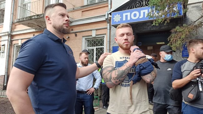 Член Нацкорпуса Кухарчук, которому вручили подозрение за акцию под ОП, порезал себе вены в знак протеста против преследования ветеранов 11 Член Нацкорпуса Кухарчук, которому вручили подозрение за акцию под ОП, порезал себе вены в знак протеста против преследования ветеранов 11