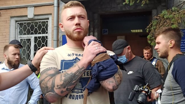 Член Нацкорпуса Кухарчук, которому вручили подозрение за акцию под ОП, порезал себе вены в знак протеста против преследования ветеранов 12 Член Нацкорпуса Кухарчук, которому вручили подозрение за акцию под ОП, порезал себе вены в знак протеста против преследования ветеранов 12