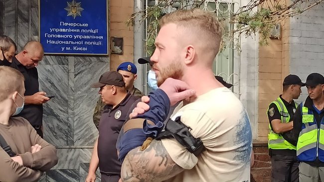 Член Нацкорпуса Кухарчук, которому вручили подозрение за акцию под ОП, порезал себе вены в знак протеста против преследования ветеранов 13 Член Нацкорпуса Кухарчук, которому вручили подозрение за акцию под ОП, порезал себе вены в знак протеста против преследования ветеранов 13