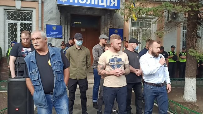 Член Нацкорпуса Кухарчук, которому вручили подозрение за акцию под ОП, порезал себе вены в знак протеста против преследования ветеранов 18 Член Нацкорпуса Кухарчук, которому вручили подозрение за акцию под ОП, порезал себе вены в знак протеста против преследования ветеранов 18