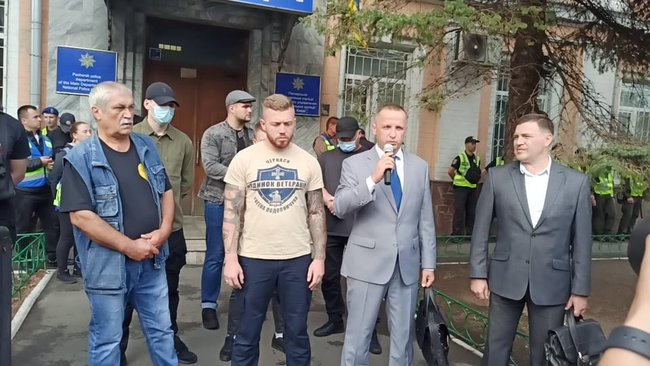 Член Нацкорпуса Кухарчук, которому вручили подозрение за акцию под ОП, порезал себе вены в знак протеста против преследования ветеранов 19 Член Нацкорпуса Кухарчук, которому вручили подозрение за акцию под ОП, порезал себе вены в знак протеста против преследования ветеранов 19