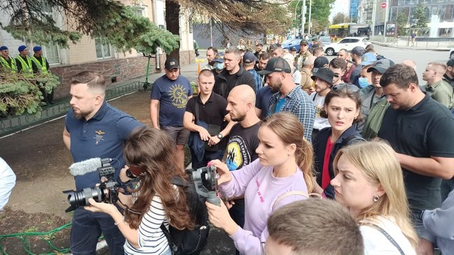 Член Нацкорпуса Кухарчук, которому вручили подозрение за акцию под ОП, порезал себе вены в знак протеста против преследования ветеранов 20 Член Нацкорпуса Кухарчук, которому вручили подозрение за акцию под ОП, порезал себе вены в знак протеста против преследования ветеранов 20