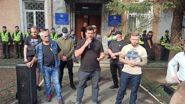 Член Нацкорпуса Кухарчук, которому вручили подозрение за акцию под ОП, порезал себе вены в знак протеста против преследования ветеранов 21 Член Нацкорпуса Кухарчук, которому вручили подозрение за акцию под ОП, порезал себе вены в знак протеста против преследования ветеранов 21