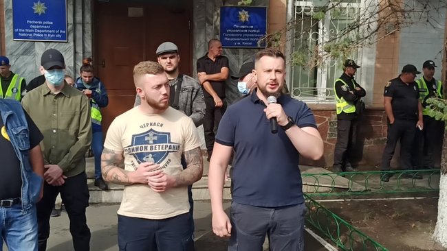 Член Нацкорпуса Кухарчук, которому вручили подозрение за акцию под ОП, порезал себе вены в знак протеста против преследования ветеранов 22 Член Нацкорпуса Кухарчук, которому вручили подозрение за акцию под ОП, порезал себе вены в знак протеста против преследования ветеранов 22