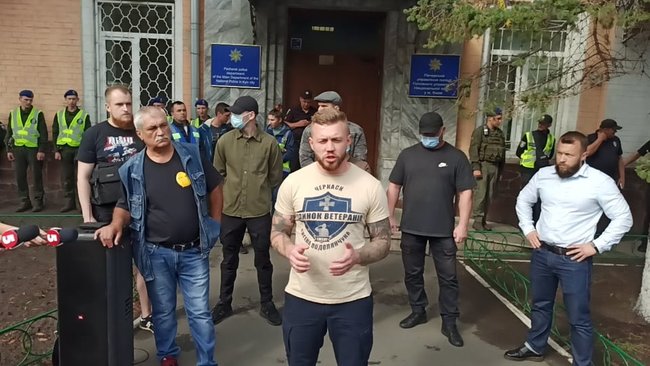 Член Нацкорпуса Кухарчук, которому вручили подозрение за акцию под ОП, порезал себе вены в знак протеста против преследования ветеранов 24 Член Нацкорпуса Кухарчук, которому вручили подозрение за акцию под ОП, порезал себе вены в знак протеста против преследования ветеранов 24