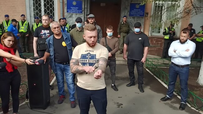 Член Нацкорпуса Кухарчук, которому вручили подозрение за акцию под ОП, порезал себе вены в знак протеста против преследования ветеранов 25 Член Нацкорпуса Кухарчук, которому вручили подозрение за акцию под ОП, порезал себе вены в знак протеста против преследования ветеранов 25